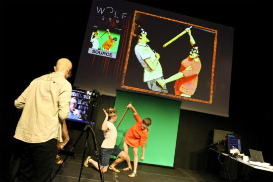 On stage, actors depict a sword-fight scene while an AI mimics their movements. | Birgit Hupfeld