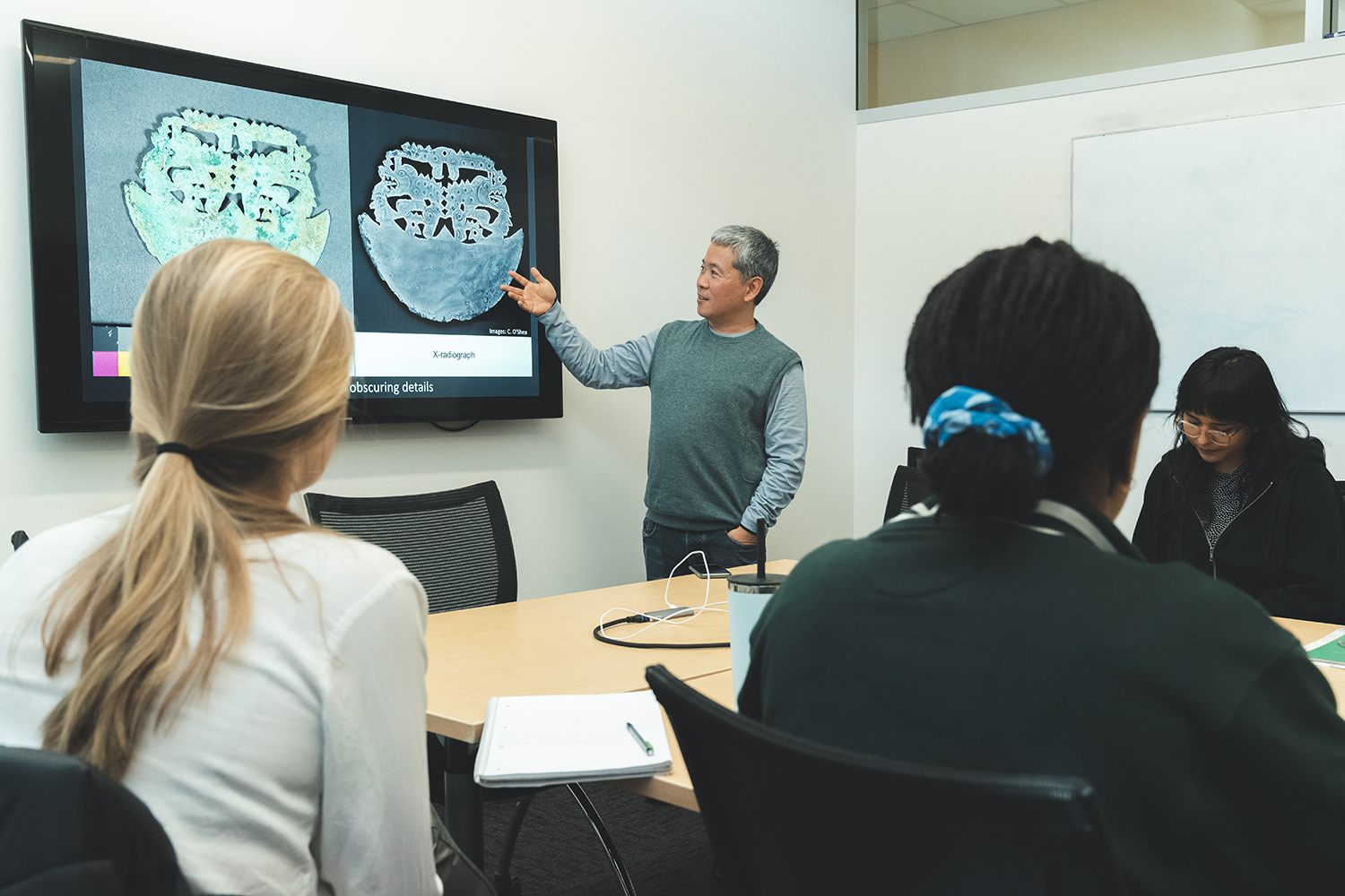Stanford Arts Institute Faculty Director Hideo Mabuchi co-teaches “Physical Analysis of Artworks,” a course developed with the Fine Arts Museums of San Francisco and the Stanford Nano Shared Facilities. | Andrew Brodhead